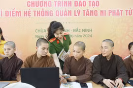 Cán bộ C06 giới thiệu, hướng dẫn tăng ni về tính năng, cách sử dụng ứng dụng. Ảnh: Thanh niên.