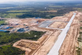 Sân bay quốc tế Dara Sakor có đường băng dài 3.200 mét đang được Trung Quốc xây dựng. (Ảnh: The New York Times)