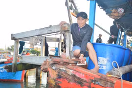Tàu cá QNg90440TS của ngư dân Quảng Ngãi bị tàu Trung Quốc đâm va gây hư hỏng nặng ở vùng biển Hoàng Sa ngày 22.3.2018. Ảnh: báo Thanh Niên