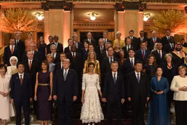 Các nhà lãnh đạo G20 cùng các phu nhân, phu quân chụp ảnh lưu niệm.