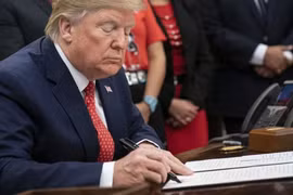 Ngày 27/11 theo giờ Washington, ông Trump đã ký phê chuẩn Đạo luật Dân chủ và Nhân quyền Hồng Kông và Luật Bảo vệ Hồng Kông bất chấp sự phản đối của Trung Quốc.