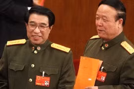 Sau khi hai cựu Phó chủ tịch Quân ủy Từ Tài Hậu (trái) và Quách Bá Hùng bị hạ gục, đã có hàng trăm tướng quân đội Trung Quốc bị quật ngã trong chiến dịch "đả Hổ"