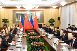 Hai ông Duterte và Tập Cận Bình hội đàm tối 29/8 tại Nhà khách quốc gia Điếu Ngư Đài. (Ảnh: Tân Hoa xã)