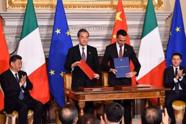 Lễ ký kết Biên bản ghi nhớ về việc Italy gia nhập dự án “Vành đai, con đường” của Trung Quốc dưới sự chứng kiến của hai ông Tập Cận Bình và Giuseppe Conte.