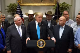 Tổng thống Donald Trump chiều 23.5 tuyên bố kế hoạch hỗ trợ thêm 16 tỷ USD cho nông dân Mỹ tại Nhà Trắng. Người bên trái ông Trump trong ảnh là Bộ trưởng Bộ Nông nghiệp Mỹ Sonny Perdue.