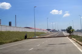 Bức "Trường thành Trung Quốc dài 9km bao quanh nhà máy thép của Trung Quốc cấm mọi quan chức và dân chúng Malaysia vào trong