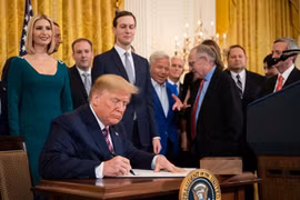 Tổng thống Donald Trump đã ký Hiệp định thương mại Mỹ - Trung giai đoạn đầu. Ảnh: AP/Đa Chiều.