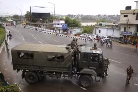 Quân đội Ấn Độ tiến vào phong tỏa đường phố Kashmir