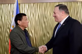 Ngoại trưởng Mỹ Mike Pompeo hung thăm Philippines đầu tháng 3 đã khẳng định Hiệp ước phòng thủ chung Mỹ - Philippines có thể áp dụng để bảo vệ tàu thuyền, máy bay và đảo bãi của Philippines nếu bị nước khác tiến công