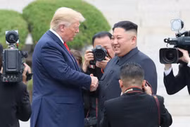 Hai ông Donald Trump và Kim Jong Un có cái bắt tay lịch sử tại Khu phi quân sự Hàn - Triều
