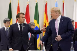 Tổng thống Pháp Emmanuel Macron phê phán hành động của Mỹ bỏ rơi đồng minh và cho rằng hiện NATO đã trong tình trạng "chết não".