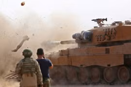 Xe tăng quân đội Thổ Nhĩ Kỳ nã đạn vào quân đội chính phủ Syria trong vụ đụng độ ngày 29/10.