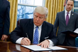 Ông Donald Trump Mệnh lệnh hành chính theo “Luật quyền lực kinh tế khẩn cấp quốc tế” khiến quan hệ Mỹ - Trung càng thêm căng thẳng