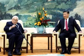 Chủ tịch Tập Cận Bình khi tiếp cựu Ngoại trưởng Mỹ Henry Kissinger đã nhắn gửi tới Donald Trump thông điệp ủng hộ ông Trump tiếp tục nắm quyền. Ảnh: Đa Chiều.