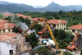 Hàng trăm biệt thự xây dựng trái phép ở Tần Lĩnh đang bị phá dỡ, điều kỳ quặc là nhiều tòa nhà đắt tiền này không có ai nhận là chủ nhân.