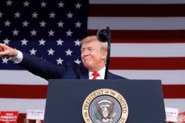 Tổng thống Mỹ Donald Trump bác bỏ việc ông đã đồng ý hủy bỏ thuế quan đối với hàng hóa Trung Quốc, nói đó chỉ là suy nghĩ và ước muốn của Trung Quốc.