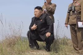 Nhà lãnh đạo Kim Jong Un tham quan và chỉ đạo vụ bắn thử vũ khí mới. 