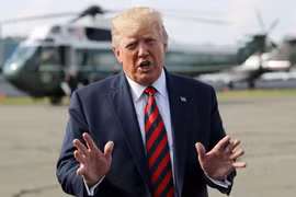 Tổng thống Donald Trump tuyên bố trước các nhà báo thông tin ông đã ký quyết định bán 66 máy bay F-16V trị giá 8 tỷ USD cho Đài Loan 