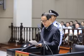 Hạng Tuấn Ba, Chủ tịch Ủy ban Quản lý giám sát bảo hiểm Trung Quốc (CIRC) có 21 người tình, bị mất chức vì bị người tình tố giác, nhận tội trước tòa.