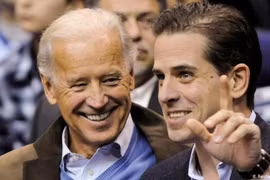 Cha con ông Joe Biden đang trở thành đối tượng để ông Donald Trump "truy tội" ráo riết mặc dù cuộc đua giành và giữ ghế còn chưa bắt đầu.