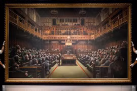 Tác phẩm “Devolved Parliament” của họa sỹ bí ẩn Banksy được bán với giá 9,8 triệu Bảng (29 tỷ VND)