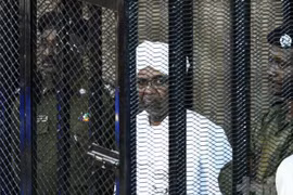 Cựu Tổng thống Sudan Omar al-Bashir ra tòa hôm 31/8 vì bị cáo buộc tội tham nhũng . (Ảnh: Exmoo)