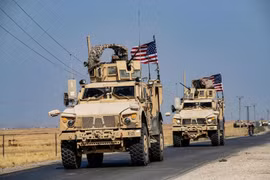 Đoàn xe của quân đội Mỹ vượt qua biên giới Iraq tiến vào Đông Bắc Syria để "bảo vệ các mỏ dầu".