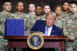 Tổng thống Donald Trump ký Luật ủy quyền quốc phòng 2019 tại căn cứ quân sự Fort Drum ở bang New York 
