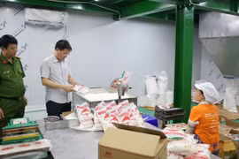 Công an đột kích xưởng sản xuất 71.000 lít dầu ăn, 40 tấn mì chính giả