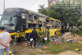 Lật xe khách giường nằm, 9 người tử vong, 15 người bị thương