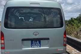 Bị người dân quay clip phản ánh tới Cục trưởng CSGT, tài xế xe biển xanh đi sai làn bị xử phạt