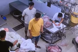 Hà Nội yêu cầu làm rõ vụ thịt, trứng bốc mùi vào bếp ăn trường học