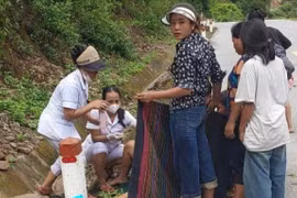 Nữ y sĩ đỡ đẻ cho sản phụ vùng lũ sinh con trên đường: “Cháu bé cất tiếng khóc, chúng tôi thở phào”