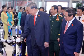 Tổng bí thư Tô Lâm tham quan triển lãm thành tựu khoa học, công nghệ và chuyển đổi số của Chính phủ