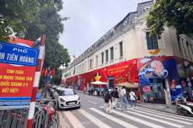 Đi hàng chục km nhận bưu thiếp "Hải trình rực rỡ", cô gái tự hào về lịch sử dân tộc
