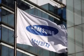 Thiếu nguồn cung màn hình, Samsung đang buộc phải hợp tác với đối thủ LG (Ảnh Reuter)