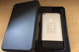 Nguyên mẫu iPhone cực hiếm này đang được rao bán trên eBay (Ảnh eBay)