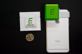 Thiết bị xét nghiệm máu của Essenlix được gắn với một chiếc iPhone (Ảnh Essenlix)