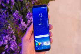 Chiếc Galaxy S8 năm ngoái đã đặt ra một chuẩn mực mới cho thiết kế điện thoại thông minh (Ảnh Business Insider)
