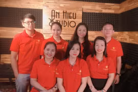 Các cán bộ ngành TT&TT góp mặt trong MV "Ánh sao nơi đầu tuyến"