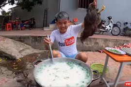 Clip nấu cháo gà nguyên lông của Hưng Vlog vấp phải nhiều chỉ trích. Ảnh chụp màn hình.
