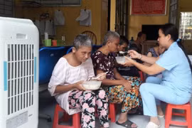 Chị Phương tận tình chăm sóc bệnh nhân.