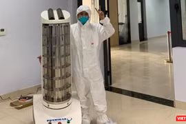 Bác sĩ tại Bắc Giang tiếp nhận robot khử khuẩn Phenikaa-X.