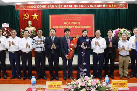 Lãnh đạo tỉnh, Bộ Thông tin và Truyền thông tặng hoa chúc mừng tân Phó Giám đốc Sở Thông tin và Truyền thông. Ảnh: mic.vn