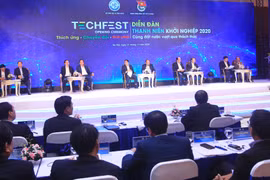 Thủ tướng Chính phủ cùng đại diện các Bộ tham gia đối thoại tại Diễn đàn Thanh niên khởi nghiệp 2020.