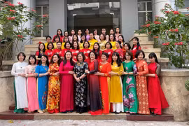 Tập thể các nhà khoa học nữ tại Viện Hóa học các hợp chất thiên nhiên. Ảnh: Viện Hàn lâm Khoa học và Công nghệ Việt Nam.