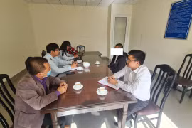 Giám đốc Công ty TNHH Truyền thông và Quảng cáo địa điểm Việt làm việc với cơ quan chức năng. Ảnh: Sở TT&TT tỉnh Lâm Đồng.