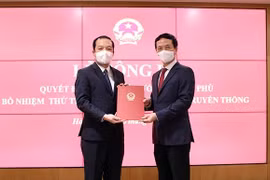 Ông Nguyễn Mạnh Hùng - Ủy viên Trung ương Đảng, Bộ trưởng Bộ TT&TT - trao Quyết định của Thủ tướng Chính phủ cho tân Thứ trưởng Phạm Đức Long. Ảnh: mic.gov.vn.