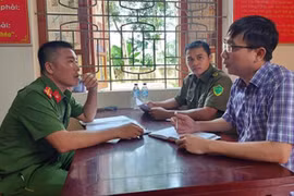 Cán bộ Phòng Văn hóa huyện Quỳ Châu làm việc với Công an xã Châu Bính để nắm bắt thông tin vụ việc. Ảnh: Báo Nghệ An.
