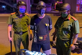 Xử phạt trường hợp giao thuốc lá trong đêm tại quận Hà Đông. Ảnh: Công an Hà Nội.